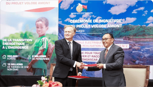 Image cérémonie de signature du projet Volobe Amont